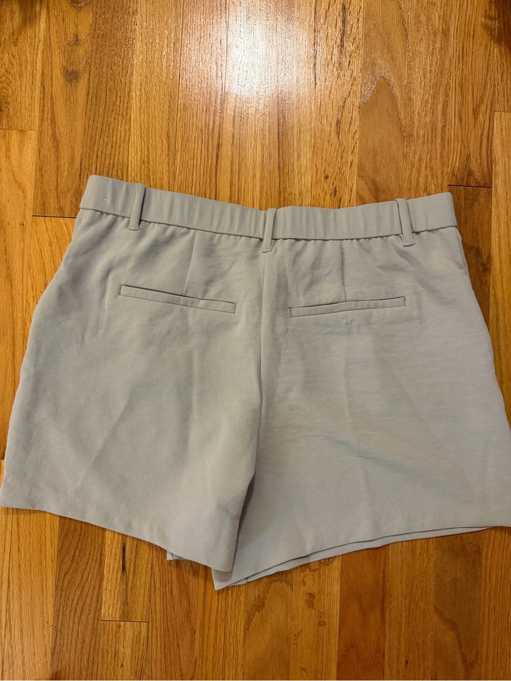 Abercrombie & Fitch Women's Light Gray Pleated Tailored Shorts - Picture 3 of 3